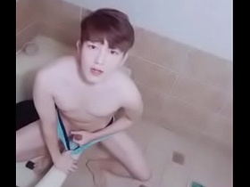 Anh hàn quб»‘c mбє·t baby wanking trong toilet